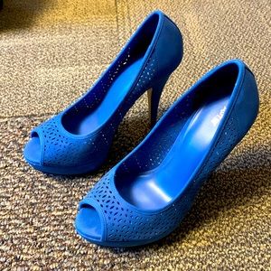 Size 7 blue Apt.9 heels